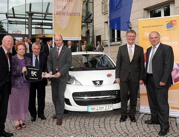 Peugeot stiftete dem Sparverein Saarland einen 107 als tausendstes Fahrzeug für karitative Zwecke. Foto: Auto-Reporter/Peugeot